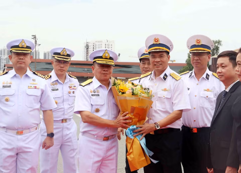 Đại tá Phạm Tiến Dũng (phải), Phó Tham mưu trưởng Vùng 2 Hải quân, tặng hoa chào đón Chuẩn Đô đốc Borworn Phromkaewngam (trái), Giám đốc Học viện Hải quân Hoàng gia Thái Lan. (Ảnh: Xuân Khu/TTXVN)