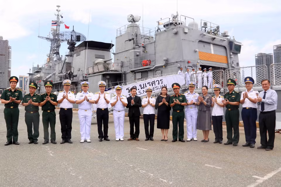 Các đại biểu dự lễ đón tàu H.T.M.S Naresuan (FFG 421) của Hải quân Hoàng gia Thái Lan. (Ảnh: Xuân Khu/TTXVN)