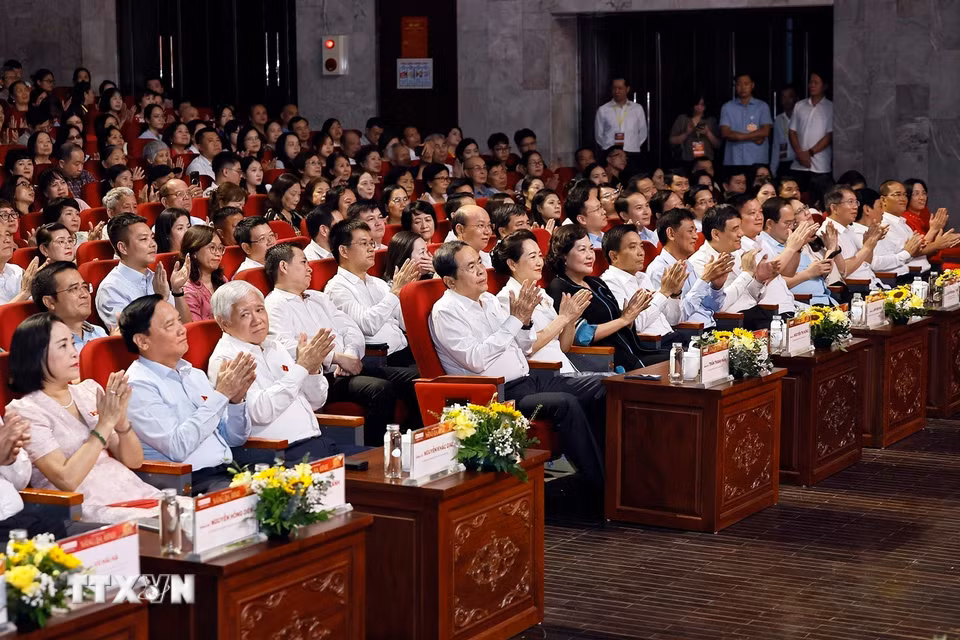 Chủ tịch Quốc hội Trần Thanh Mẫn và Phu nhân Nguyễn Thị Thanh Nga cùng đại biểu tham dự chương trình. (Ảnh: Doãn Tấn/TTXVN)
