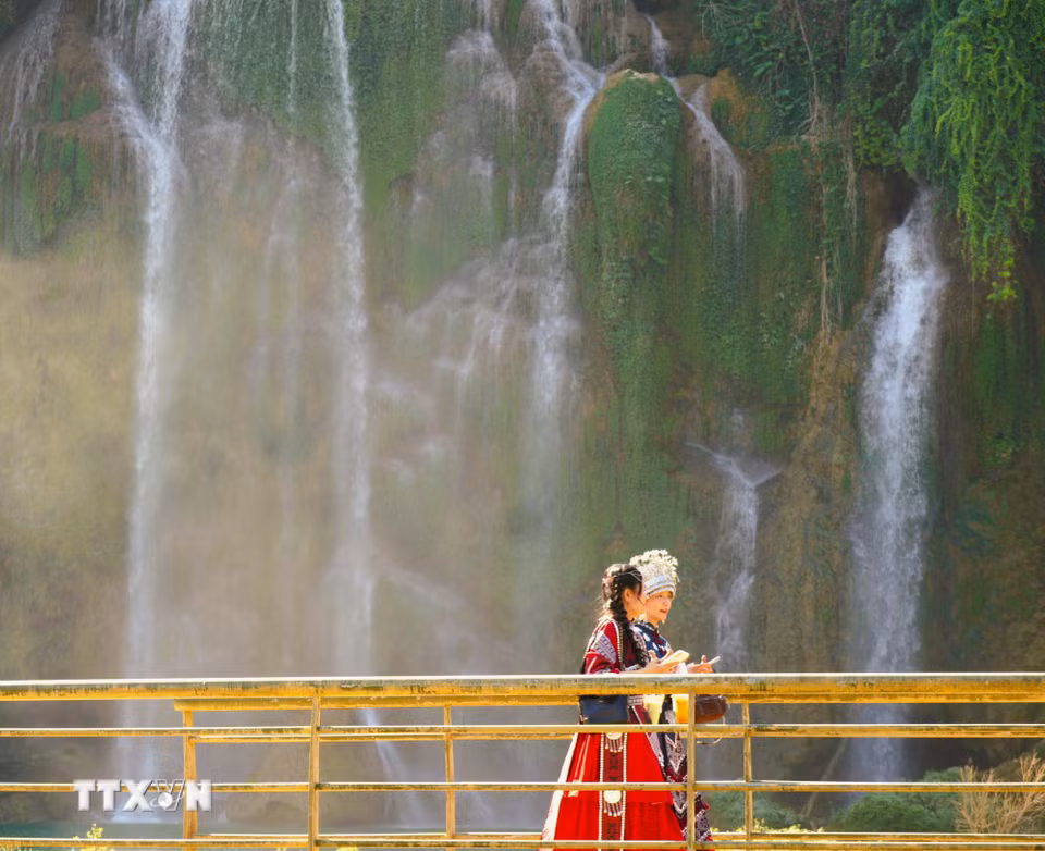 Khung cảnh nên thơ của thác Bản Giốc khi vào Thu. (Ảnh: Chu Hiệu/TTXVN)
