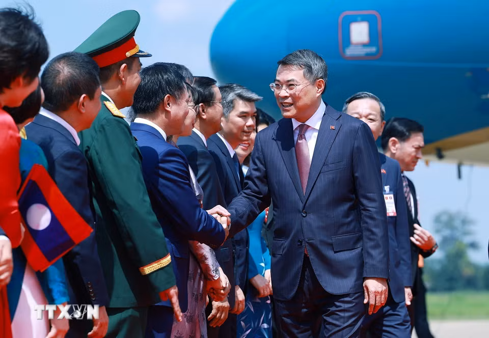Cán bộ, nhân viên Đại sứ quán và cộng đồng người Việt Nam tại Lào đón Thủ tướng Lê Minh Hưng đến Thủ đô Vientiane bắt đầu chuyến thăm chính thức Cộng hòa Dân chủ Nhân dân Lào. (Ảnh: Dương Giang/TTXVN)
