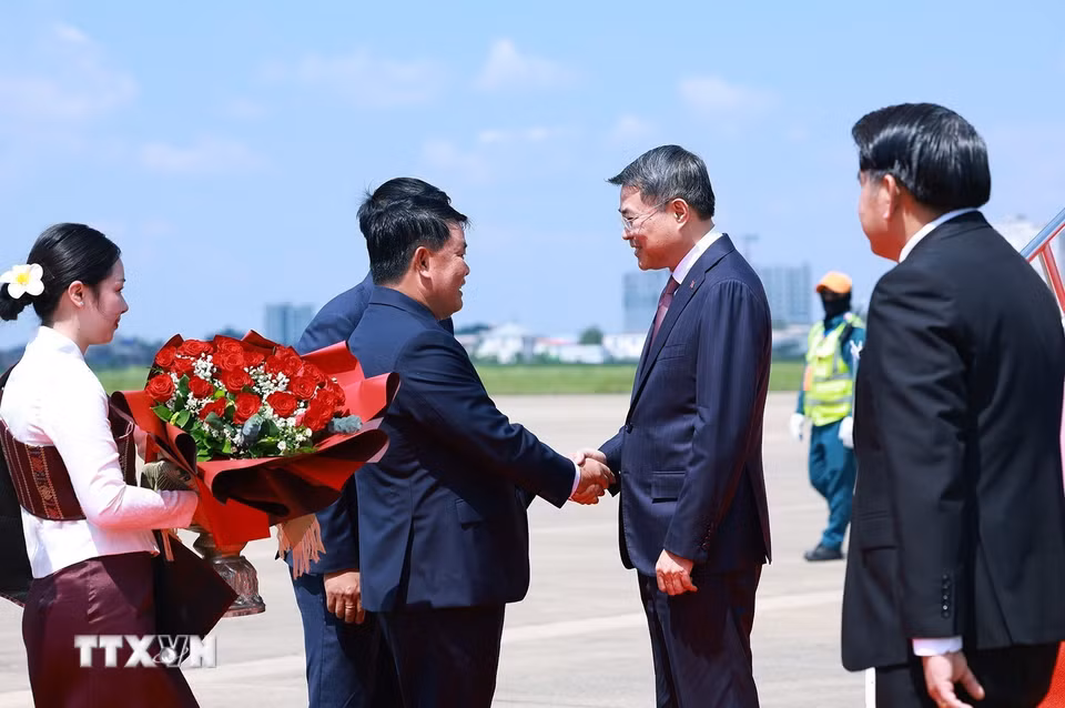 Đại biểu Lào đón Thủ tướng Lê Minh Hưng đến Thủ đô Vientiane. (Ảnh: Dương Giang/TTXVN)