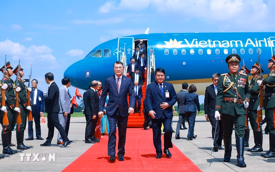 Thủ tướng Lê Minh Hưng đến Thủ đô Vientiane bắt đầu chuyến thăm chính thức Cộng hòa Dân chủ Nhân dân Lào. (Ảnh: Dương Giang/TTXVN)