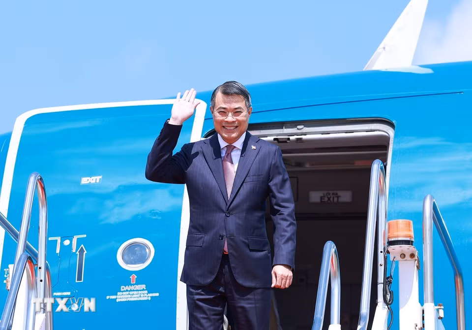 Thủ tướng Lê Minh Hưng đến Thủ đô Vientiane bắt đầu chuyến thăm chính thức Cộng hòa Dân chủ Nhân dân Lào. (Ảnh: Dương Giang/TTXVN)