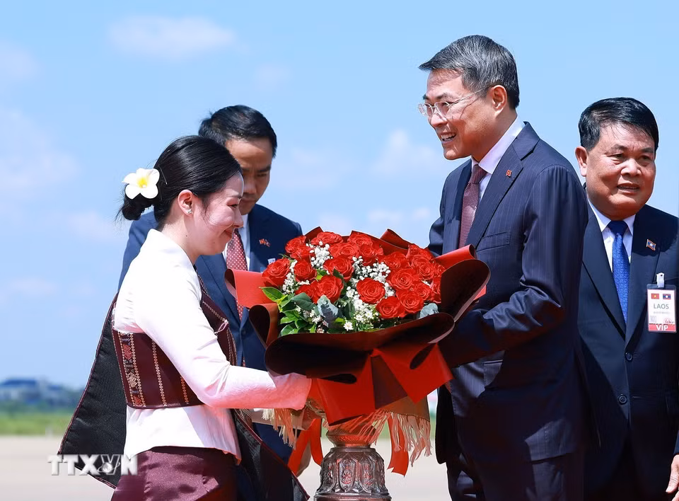 Lễ đón Thủ tướng Lê Minh Hưng đến Thủ đô Vientiane bắt đầu chuyến thăm chính thức Cộng hòa Dân chủ Nhân dân Lào. (Ảnh: Dương Giang/TTXVN)