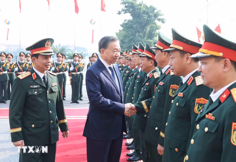 Cán bộ, chỉ huy Bộ Tư lệnh Quân khu 2 đón Tổng Bí thư, Chủ tịch nước Tô Lâm đến dự lễ kỷ niệm. (Ảnh: Thống Nhất/TTXVN)