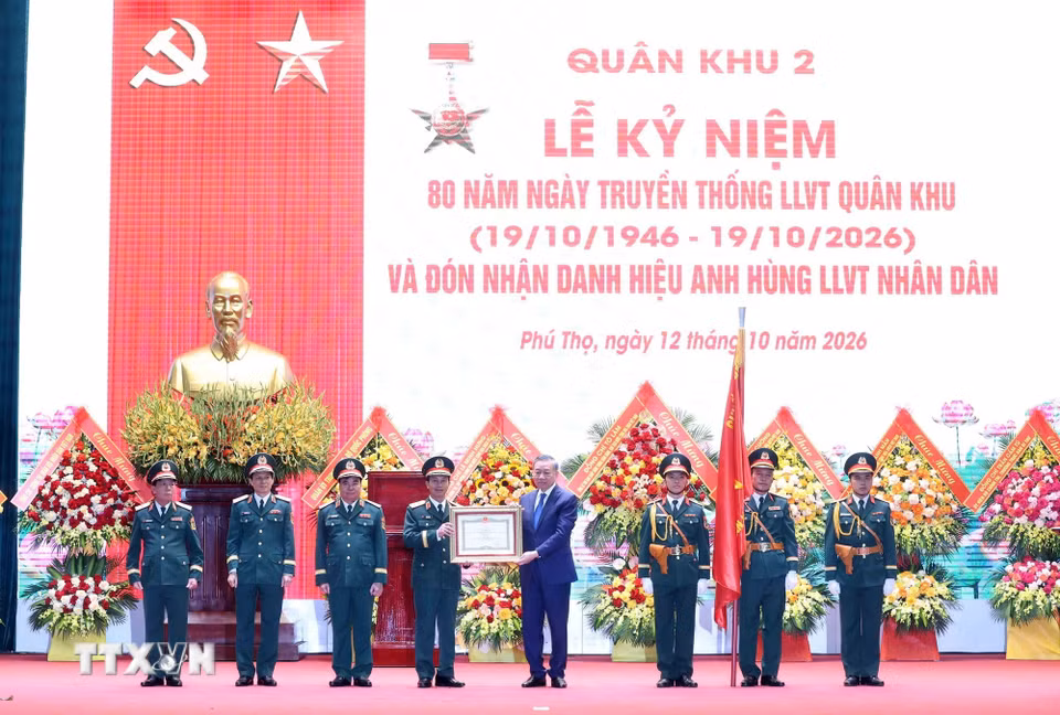 Tổng Bí thư, Chủ tịch nước Tô Lâm trao tặng Danh hiệu Anh hùng Lực lượng Vũ trang Nhân dân cho Quân khu 2. (Ảnh: Thống Nhất/TTXVN)