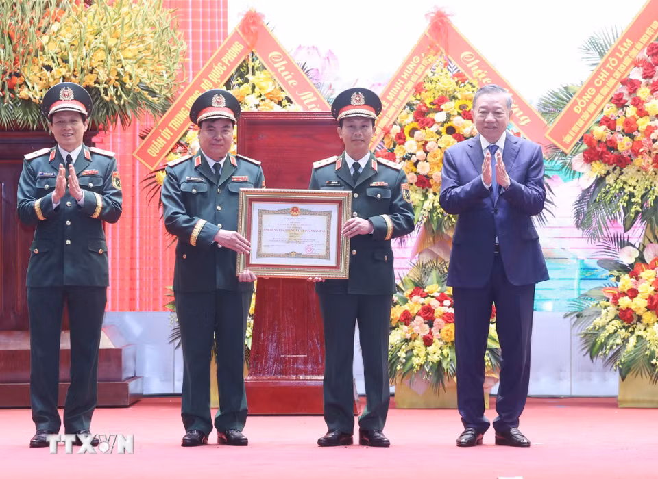 Tổng Bí thư, Chủ tịch nước Tô Lâm trao tặng Danh hiệu Anh hùng Lực lượng Vũ trang Nhân dân cho Quân khu 2. (Ảnh: Thống Nhất/TTXVN)