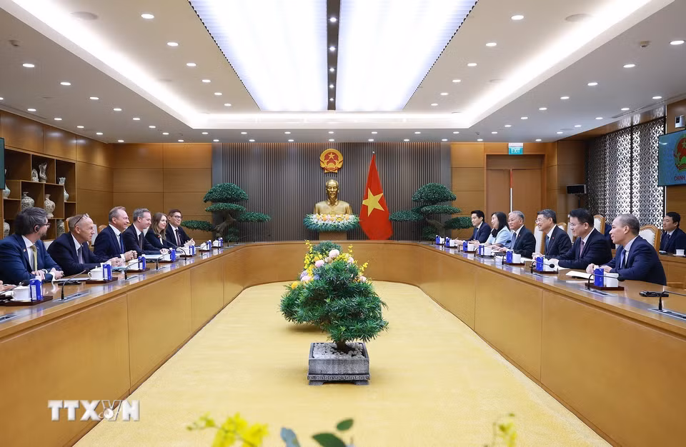 Thủ tướng Lê Minh Hưng tiếp Bộ trưởng Tài chính Luxembourg Gilles Roth. (Ảnh: Dương Giang/TTXVN)