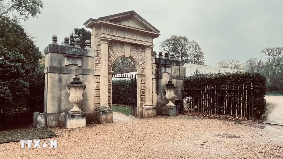 Cổng đá do kiến trúc sư Inigo Jones thiết kế năm 1621, được chuyển về dựng lại trong vườn Chiswick năm 1738, nay trầm mặc dưới vòm cây. (Ảnh: Hương Giang/TTXVN)