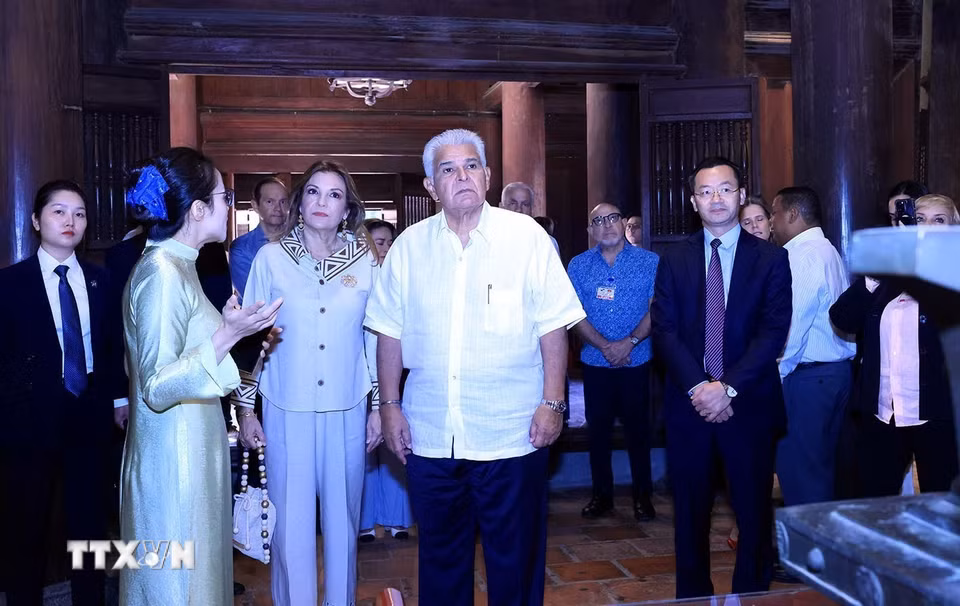 Tổng thống Cộng hòa Panama José Raúl Mulino và Phu nhân thăm khu thờ Chu Văn An tại Văn Miếu-Quốc Tử Giám. (Ảnh: Tuấn Anh/TTXVN)