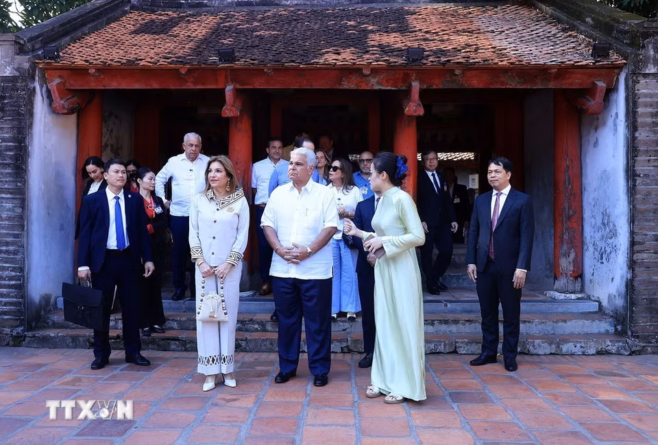 Hướng dẫn viên giới thiệu về Văn Miếu-Quốc Tử Giám với Tổng thống Cộng hòa Panama José Raúl Mulino và Phu nhân. (Ảnh: Tuấn Anh/TTXVN)