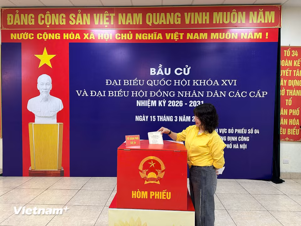 Cử tri khu vực bỏ phiếu số 4, phường Định Công, Hà Nội bỏ phiếu. (Ảnh: Trí Đức/Vietnam+)