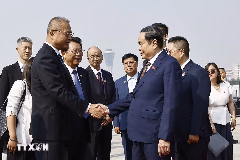 Đại biểu Trung Quốc tiễn Chủ tịch Quốc hội Trần Thanh Mẫn tại Sân bay quốc tế Hàm Dương, thành phố Tây An, tỉnh Thiểm Tây. (Ảnh: Doãn Tấn/TTXVN)