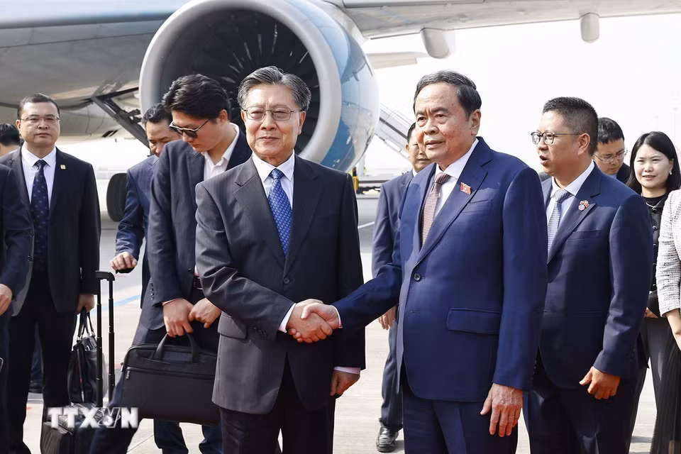 Đại biểu Trung Quốc tiễn Chủ tịch Quốc hội Trần Thanh Mẫn tại Sân bay quốc tế Hàm Dương, TP Tây An, tỉnh Thiểm Tây. (Ảnh: Doãn Tấn/TTXVN)