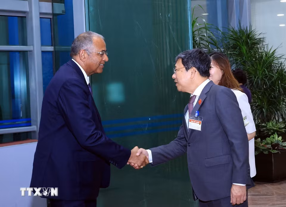 Phó Chủ nhiệm Thường trực Ủy ban Quốc phòng, An ninh và Đối ngoại Quốc hội Vũ Hải Hà đón Chủ tịch Quốc hội nước Cộng hòa Côte d’Ivoire Patrick Achi tại Sân bay quốc tế Nội Bài. (Ảnh: Tuấn Anh/TTXVN)