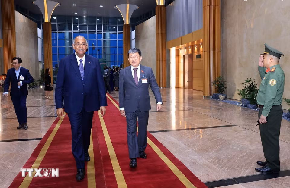 Chủ tịch Quốc hội nước Cộng hòa Côte d’Ivoire Patrick Achi đến Sân bay quốc tế Nội Bài. (Ảnh: Tuấn Anh/TTXVN)