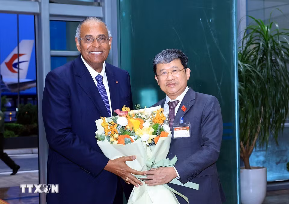 Phó Chủ nhiệm Thường trực Ủy ban Quốc phòng, An ninh và Đối ngoại Quốc hội Vũ Hải Hà đón Chủ tịch Quốc hội nước Cộng hòa Côte d’Ivoire Patrick Achi tại Sân bay quốc tế Nội Bài. (Ảnh: Tuấn Anh/TTXVN)