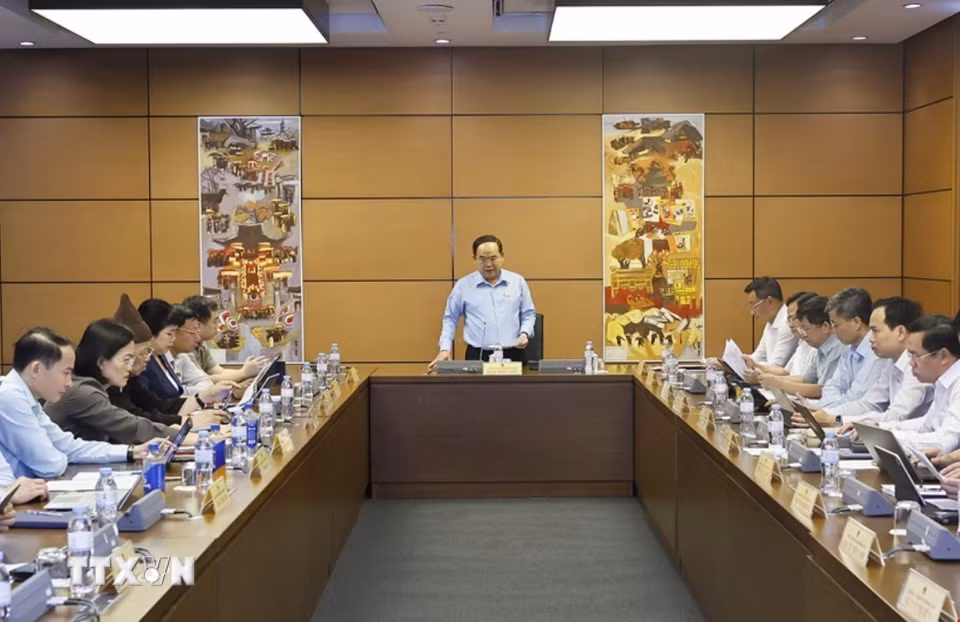 Đoàn đại biểu Quốc hội thành phố Quảng Ninh, thành phố Đà Nẵng và tỉnh Cao Bằng thảo luận ở tổ. (Ảnh: Doãn Tấn/TTXVN)