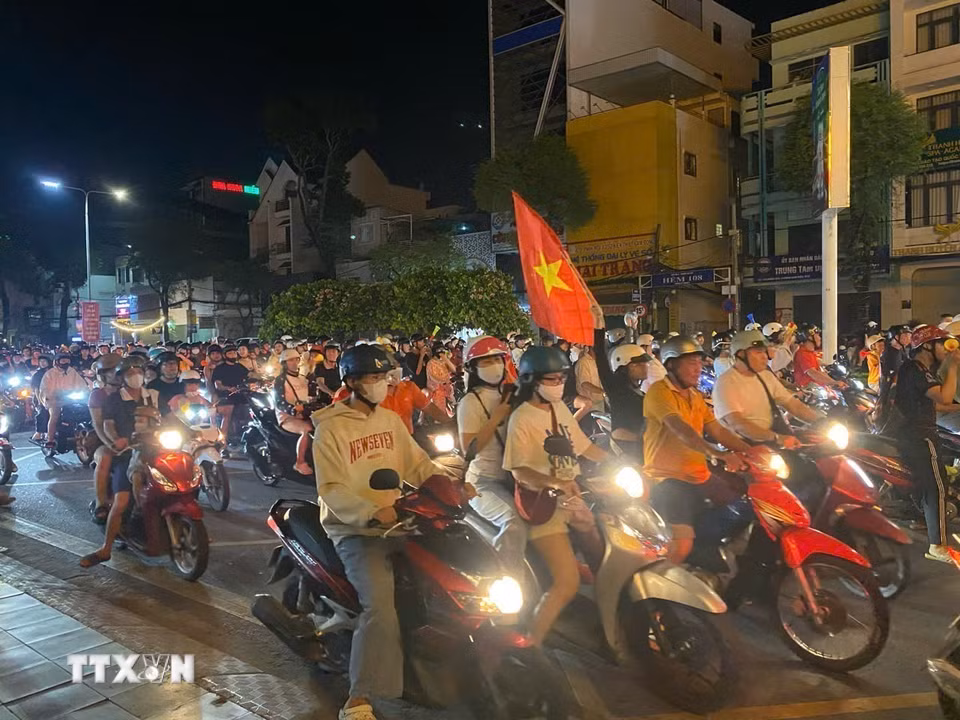 Người dân Cần Thơ cùng nhau "đi bão" sau chiến thắng. (Ảnh: Thu Hiền/TTXVN)