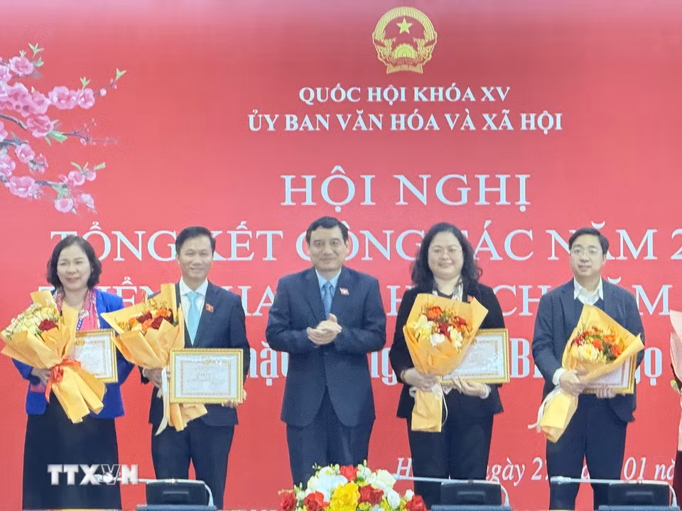 Chủ nhiệm Ủy ban Văn hóa và Xã hội Nguyễn Đắc Vinh trao tặng các danh hiệu thi đua, khen thưởng cho các tập thể, cá nhân có thành tích trong năm 2025. (Ảnh: Hải Ngọc/TTXVN)
