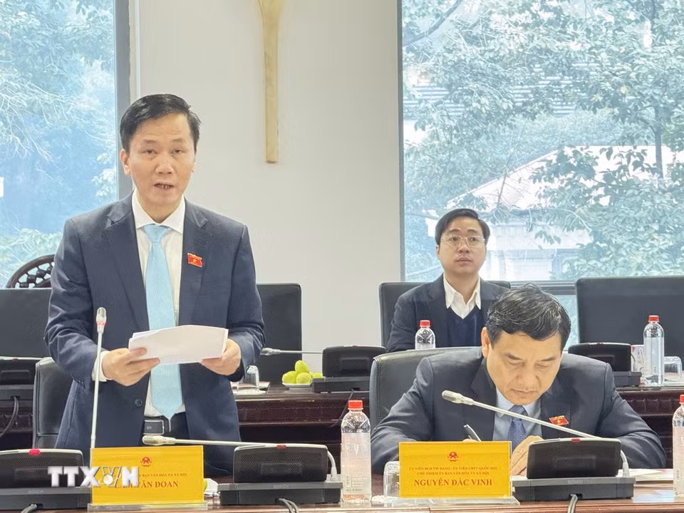 Phó Chủ nhiệm Ủy ban Văn hóa và Xã hội Lâm Văn Đoan trình bày báo cáo tại hội nghị. (Ảnh: Hải Ngọc/TTXVN)