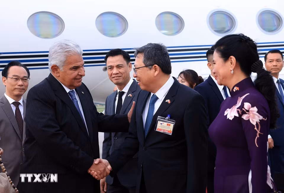 Lễ đón đoàn Tổng thống nước Cộng hòa Panama José Raúl Mulino và Phu nhân tại Sân bay quốc tế Nội Bài. (Ảnh: Tuấn Anh/TTXVN)