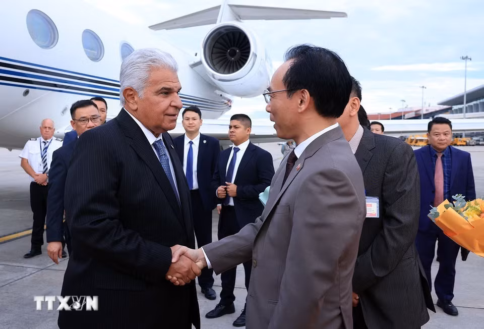 Bộ trưởng Bộ Giáo dục và Đào tạo Hoàng Minh Sơn đón Tổng thống nước Cộng hòa Panama José Raúl Mulino và Phu nhân tại Sân bay quốc tế Nội Bài. (Ảnh: Tuấn Anh/TTXVN)