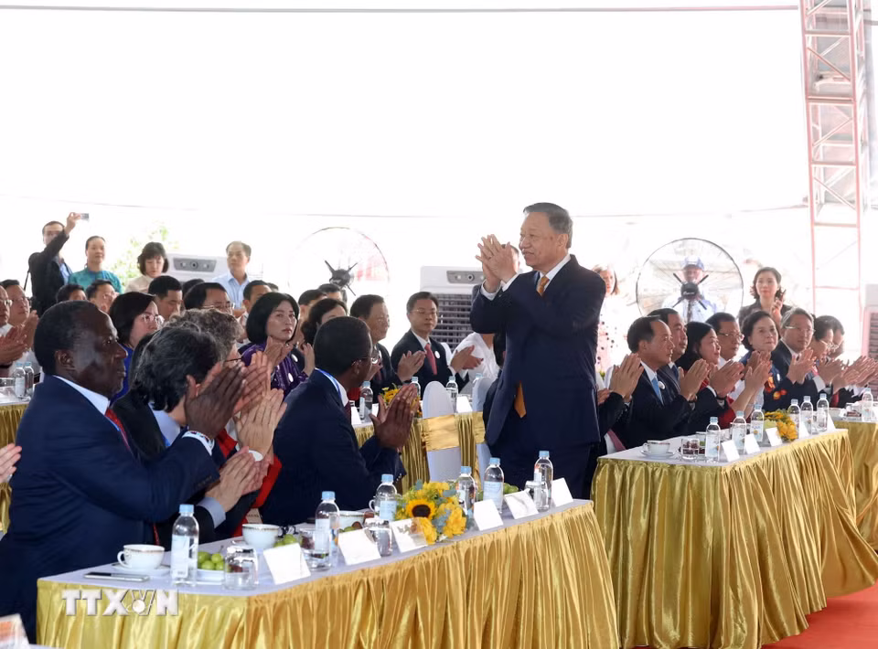 Tổng Bí thư, Chủ tịch nước Tô Lâm và các đồng chí lãnh đạo dự Lễ khởi công. (Ảnh: Thống Nhất/TTXVN) ​