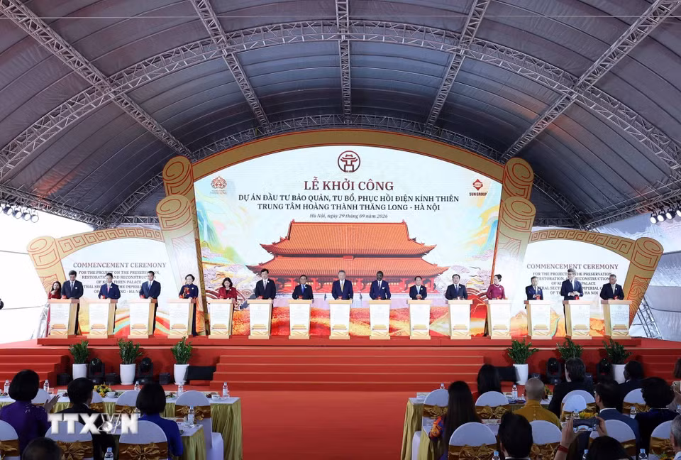 Tổng Bí thư, Chủ tịch nước Tô Lâm và các đại biểu thực hiện nghi thức khởi công. (Ảnh: Thống Nhất/TTXVN)