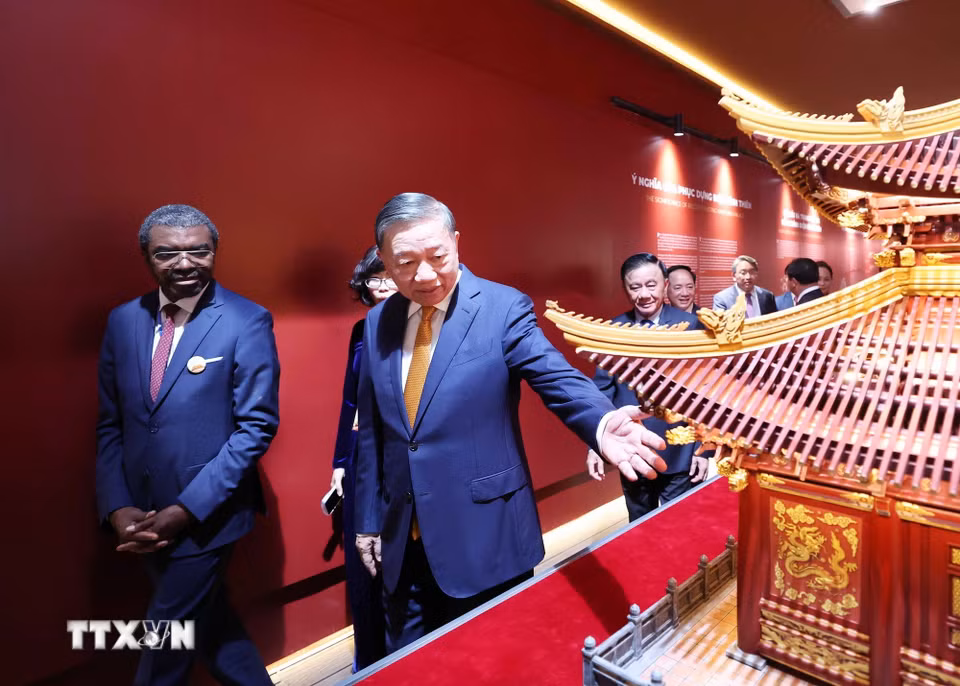 Tổng Bí thư, Chủ tịch nước Tô Lâm và các đại biểu tham quan trưng bày tính xác thực về phục dựng Điện Kính Thiên và không gian Điện Kính Thiên. (Ảnh: Thống Nhất/TTXVN)