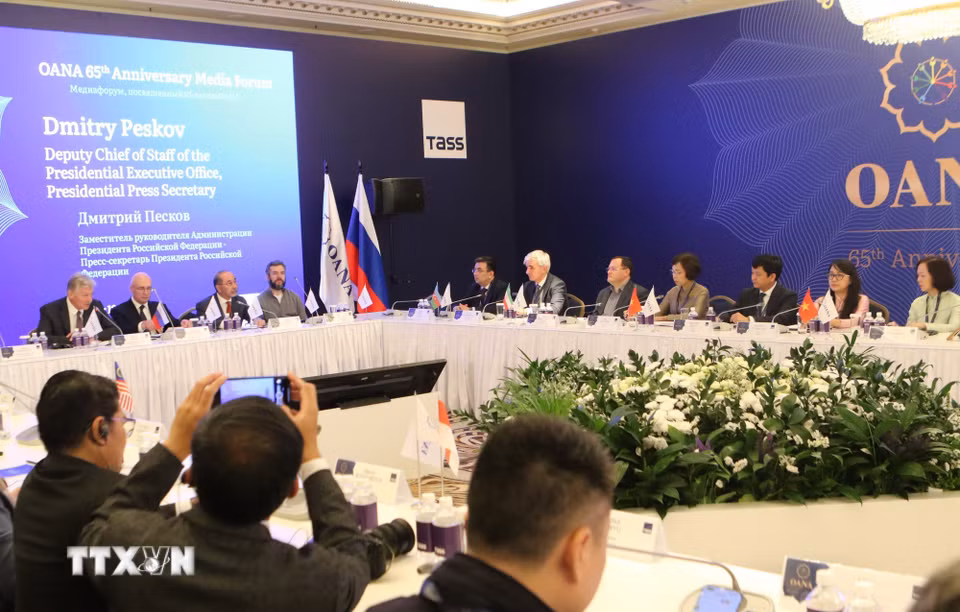 Người phát ngôn Điện Kremlin Dmitry Peskov (Đoàn chủ tịch, ngoài cùng, bên trái) đọc thông điệp của Tổng thống Nga Vladimir Putin gửi các đại biểu dự Phiên họp. (Ảnh: Văn Hiếu/TTXVN)