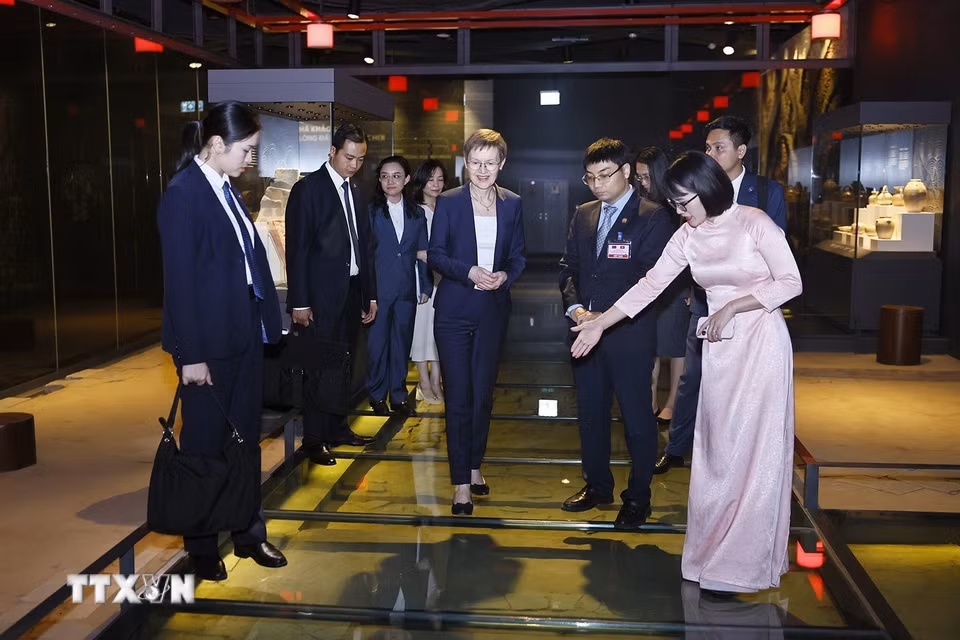 Thủ tướng Công quốc Liechtenstein Brigitte Haas tham quan Khu trưng bày khảo cổ học dưới lòng Nhà Quốc hội. (Ảnh: Doãn Tấn/TTXVN)