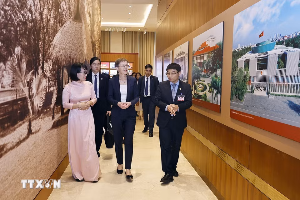 Thủ tướng Công quốc Liechtenstein Brigitte Haas tham quan Bảo tàng Quốc hội Việt Nam. (Ảnh: Doãn Tấn/TTXVN)