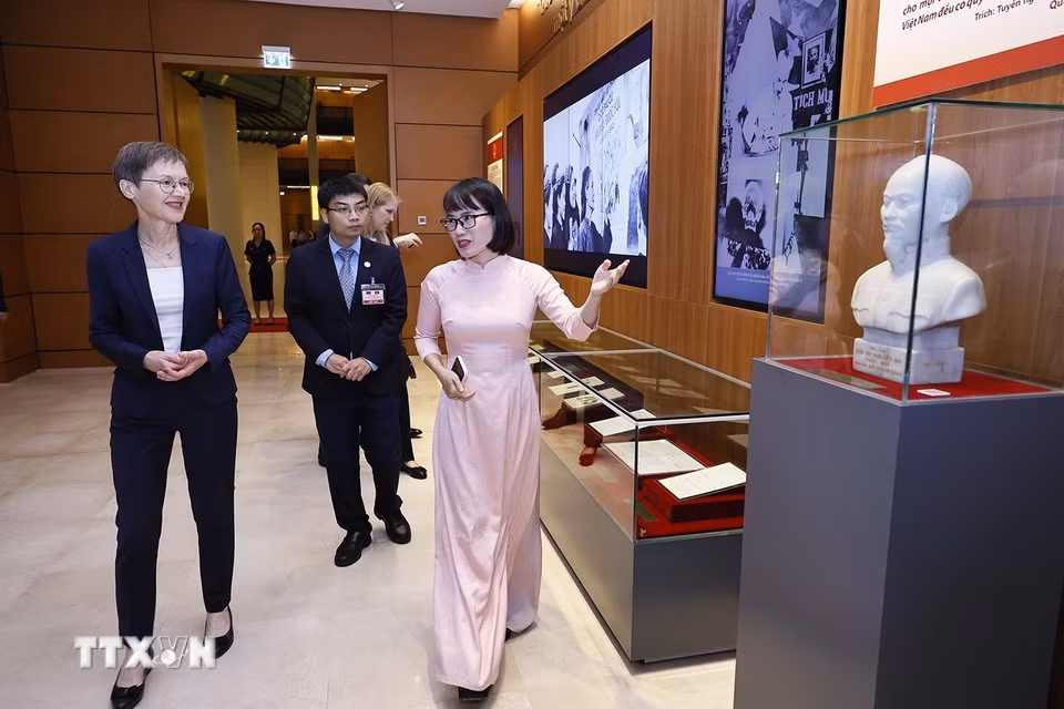 Thủ tướng Công quốc Liechtenstein Brigitte Haas tham quan Bảo tàng Quốc hội Việt Nam. (Ảnh: Doãn Tấn/TTXVN)