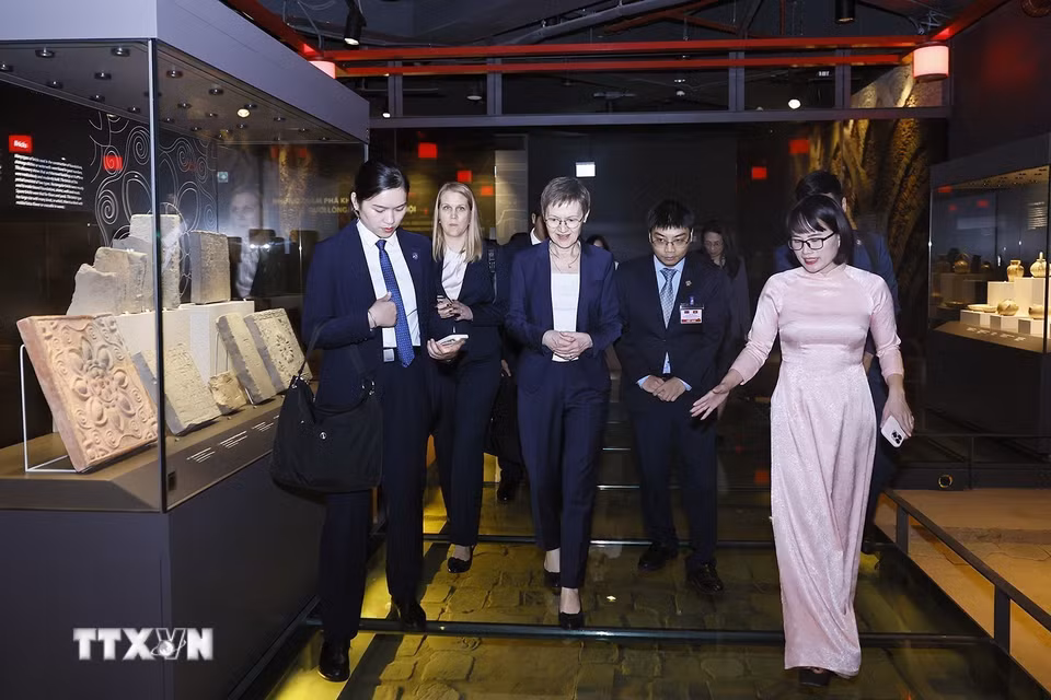 Thủ tướng Công quốc Liechtenstein Brigitte Haas tham quan Khu trưng bày khảo cổ học dưới lòng Nhà Quốc hội. (Ảnh: Doãn Tấn/TTXVN)