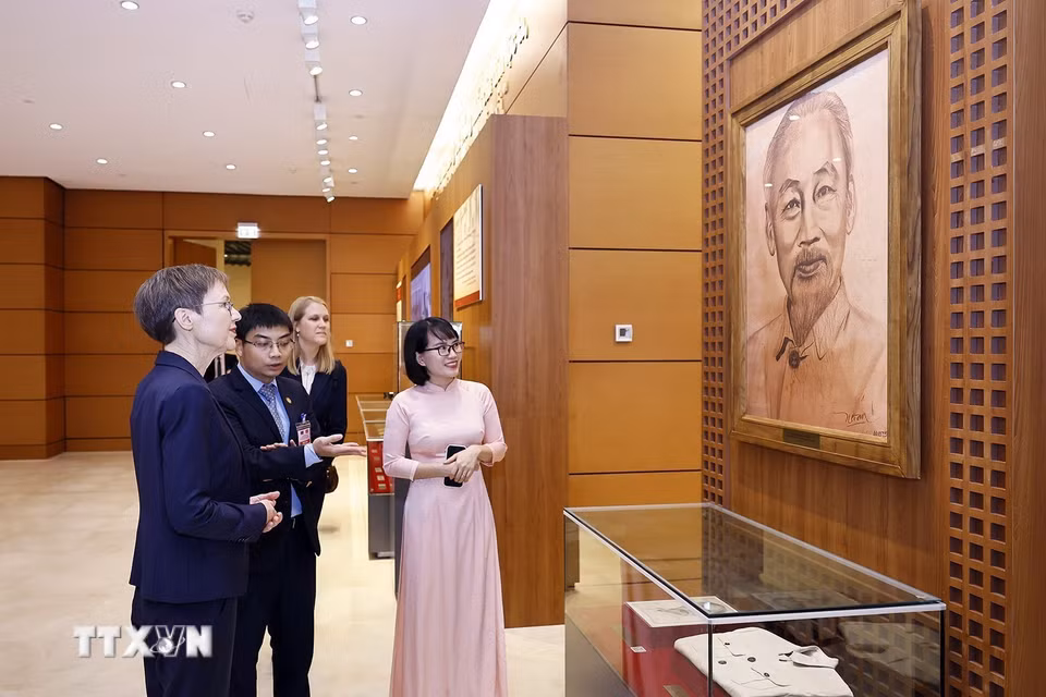 Thủ tướng Công quốc Liechtenstein Brigitte Haas tham quan Bảo tàng Quốc hội Việt Nam. (Ảnh: Doãn Tấn/TTXVN)