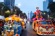 Người dân tham gia Lễ diễu hành Catrinas tại thủ đô Mexico City, Mexico, ngày 25/10/2026. (Ảnh: THX/TTXVN phát)