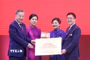 Tổng Bí thư, Chủ tịch nước Tô Lâm và Phu nhân trao tặng tượng trưng "Tủ sách tiếng Việt" cho Hội người Việt Nam toàn Thái Lan (5/2026). (Ảnh: Thống Nhất/TTXVN)