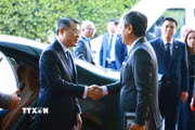 Quan chức cấp cao Ấn Độ tiễn Thủ tướng Lê Minh Hưng kết thúc chuyến tham dự Hội nghị thượng đỉnh BRICS lần thứ 18 và làm việc song phương tại Ấn Độ. (Ảnh: Dương Giang/TTXVN)