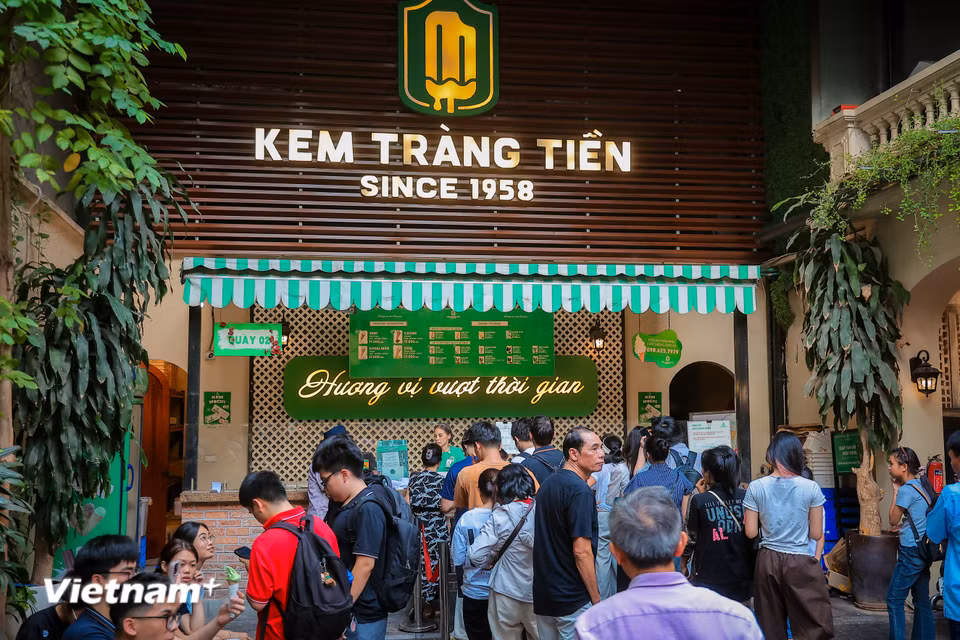 Với người Hà Nội, ăn kem ở đây không chỉ là giải nhiệt mà còn là một thói quen, một phần tuổi thơ gắn bó qua nhiều thập kỷ. (Ảnh: Hoài Nam/Vietnam+)
