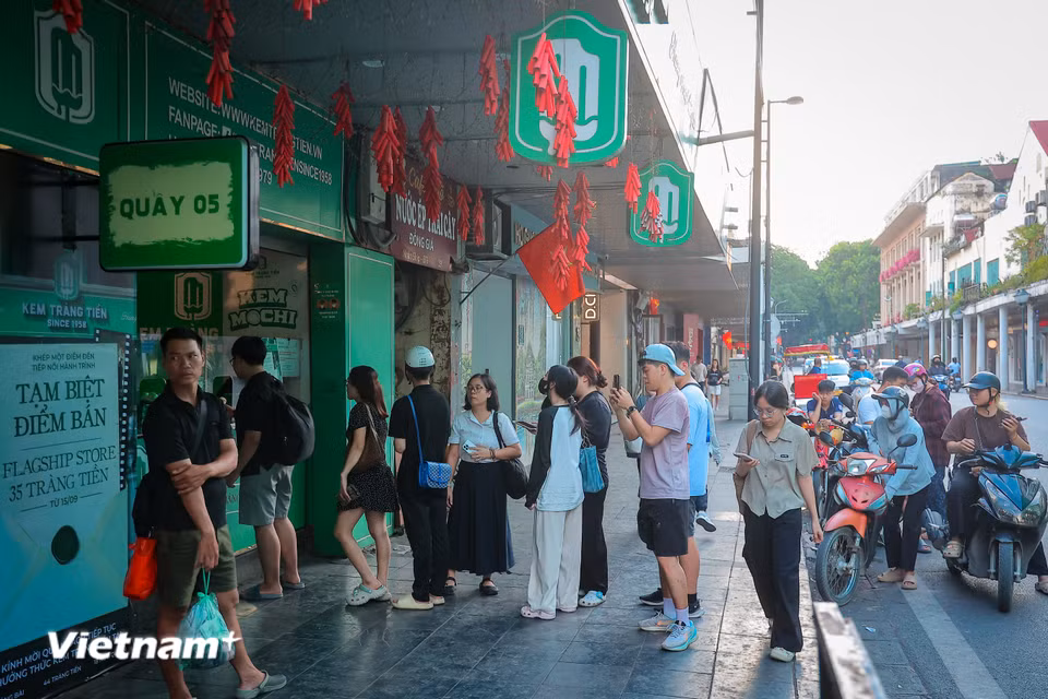Du khách cùng người dân Thủ đô đổ về đây để thưởng thức những que kem mang vị ngọt ký ức, trước khi điểm bán biểu tượng này chính thức dừng hoạt động vào ngày 15/9. (Ảnh: Hoài Nam/Vietnam+)