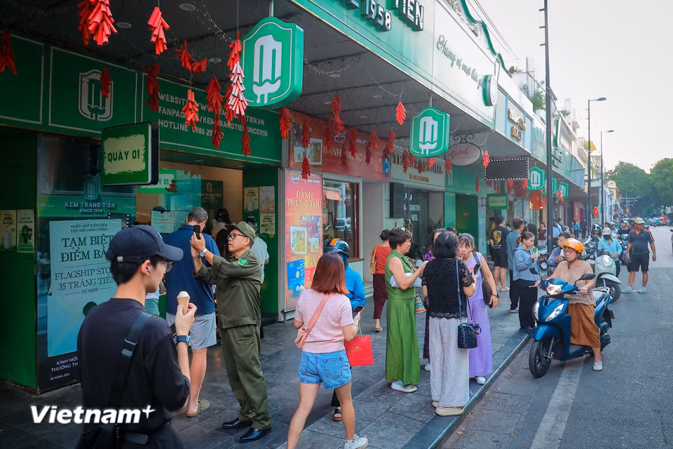 Tuy nhiên, sự tấp nập tại số 35 trong những ngày cuối này chính là lời chia tay đầy trân trọng mà khách hàng tri ân một "tọa độ ký ức" của Hà Nội. (Ảnh: Hoài Nam/Vietnam+)