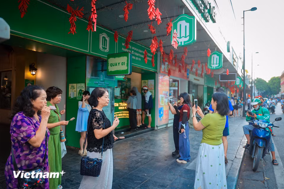 Nhiều khách hàng chia sẻ muốn lưu giữ khoảnh khắc gắn liền với nếp sống và ký ức đô thị suốt gần 70 năm qua. (Ảnh: Hoài Nam/Vietnam+)