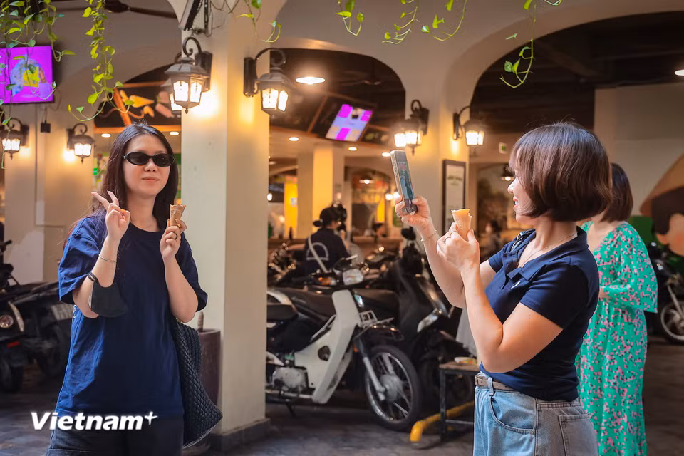 Không chỉ có các bạn trẻ tranh thủ đến check-in, chụp ảnh kỷ niệm, mà rất nhiều gia đình đa thế hệ, các bác cao niên cũng tìm về không gian quen thuộc này. (Ảnh: Hoài Nam/Vietnam+)