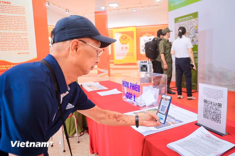 Hồ sơ quy hoạch được niêm yết công khai tại 3 địa điểm: Phố sách Hà Nội (phố 19/12), Trụ sở Uỷ ban Nhân dân phường Hoàn Kiếm (126 Hàng Trống) và Trung tâm Thông tin Triển lãm Hà Nội (93 Đinh Tiên Hoàng). Người dân cũng có thể đóng góp ý kiến qua hình thức trực tuyến trên Cổng thông tin điện tử của các đơn vị, Viện Quy hoạch xây dựng Hà Nội hoặc qua ứng dụng iHanoi. Hội nghị trực tuyến lấy ý kiến cộng đồng dự kiến diễn ra lúc 9 giờ ngày 9/9/2026. (Ảnh: Hoài Nam/Vietnam+)