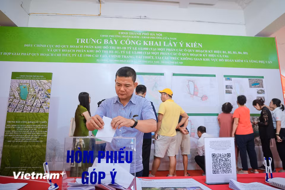 Từ ngày 07/9/2026 đến hết ngày 26/9/2026, Ủy ban Nhân dân phường Hoàn Kiếm chủ trì phối hợp Ủy ban Nhân dân phường Cửa Nam tổ chức lấy ý kiến cộng đồng dân cư về Điều chỉnh cục bộ Quy hoạch phân khu đô thị H1-1B (khu vực hồ Gươm và phụ cận), tỷ lệ 1/2000 và một phần Quy hoạch phân khu đô thị H1-1C, tỷ lệ 1/2000 kết hợp giải pháp Quy hoạch chi tiết, tỷ lệ 1/500 cải tạo, chỉnh trang, tái thiết, tái cấu trúc không gian khu vực hồ Hoàn Kiếm và vùng phụ cận. (Ảnh: Hoài Nam/Vietnam+)