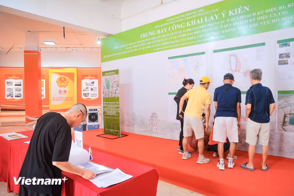 Khu vực phía Đông hồ Hoàn Kiếm nghiên cứu hình thành hệ thống quảng trường, công viên tại khu vực UBND Thành phố, Vườn hoa Lý Thái Tổ, Bưu điện Hà Nội và tháp Hòa Phong; tổ chức lại không gian quanh đền Bà Kiệu; bố trí công trình tưởng niệm Liệt sĩ Thủ đô; tăng cường kết nối với khu vực Đinh Lễ - Tràng Tiền và các không gian thương mại, dịch vụ phù hợp. (Ảnh: Hoài Nam/Vietnam+)