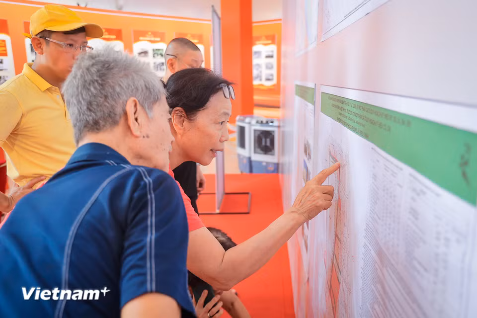 Khu vực phía Bắc hồ Hoàn Kiếm dự kiến mở rộng Quảng trường Đông Kinh Nghĩa Thục, hình thành quảng trường lớn, tăng cường kết nối với hồ Hoàn Kiếm và công viên - quảng trường phía Đông. Phương án nghiên cứu bố trí công trình biểu tượng “Khải hoàn môn,” lấy cảm hứng từ đôi cánh chim hạc đang vươn lên, tạo điểm nhấn kết thúc trục đô thị khu phố cổ và mở ra trục không gian mới về phía Nam. (Ảnh: Hoài Nam/Vietnam+)