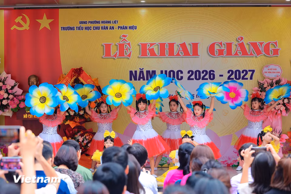 Lễ khai giảng năm nay tổ chức gọn nhẹ, trang trọng nhưng vô cùng ấm áp. (Ảnh: Hoài Nam/Vietnam+)